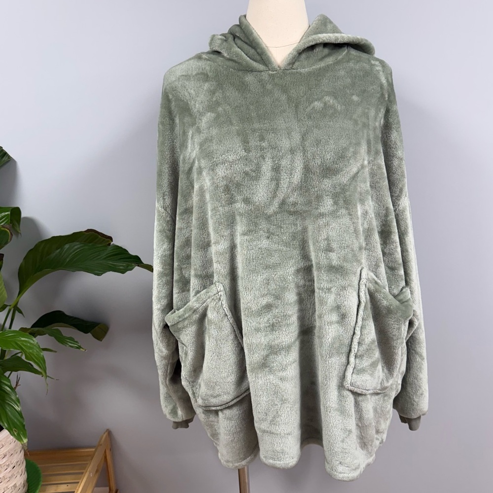 Throwzy Marlo Lorenz Sage Green O/S Wearable Blanket Hoodie Unisex Adult